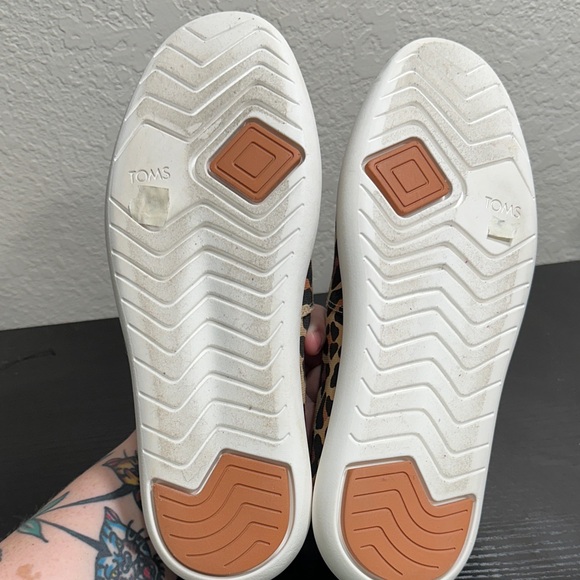 TOMS Leopard-Print Slip-On Sneakers - Picture 4 of 8